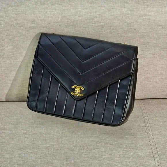 CHANEL Vintage Black Lambskin Chevron Flap Bag GHW - Picture 3 of 16
